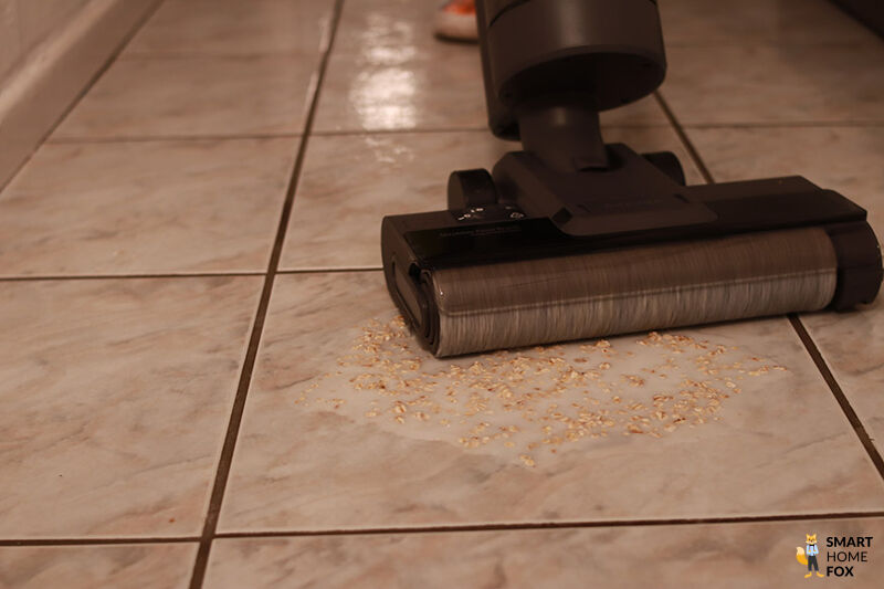 Dreame Wischsauger H11 beim Aufwischen von Müsli